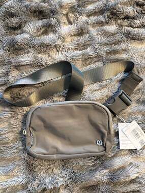 Lululemon Everywhere Belt Bag 1L in Asphalt Grey